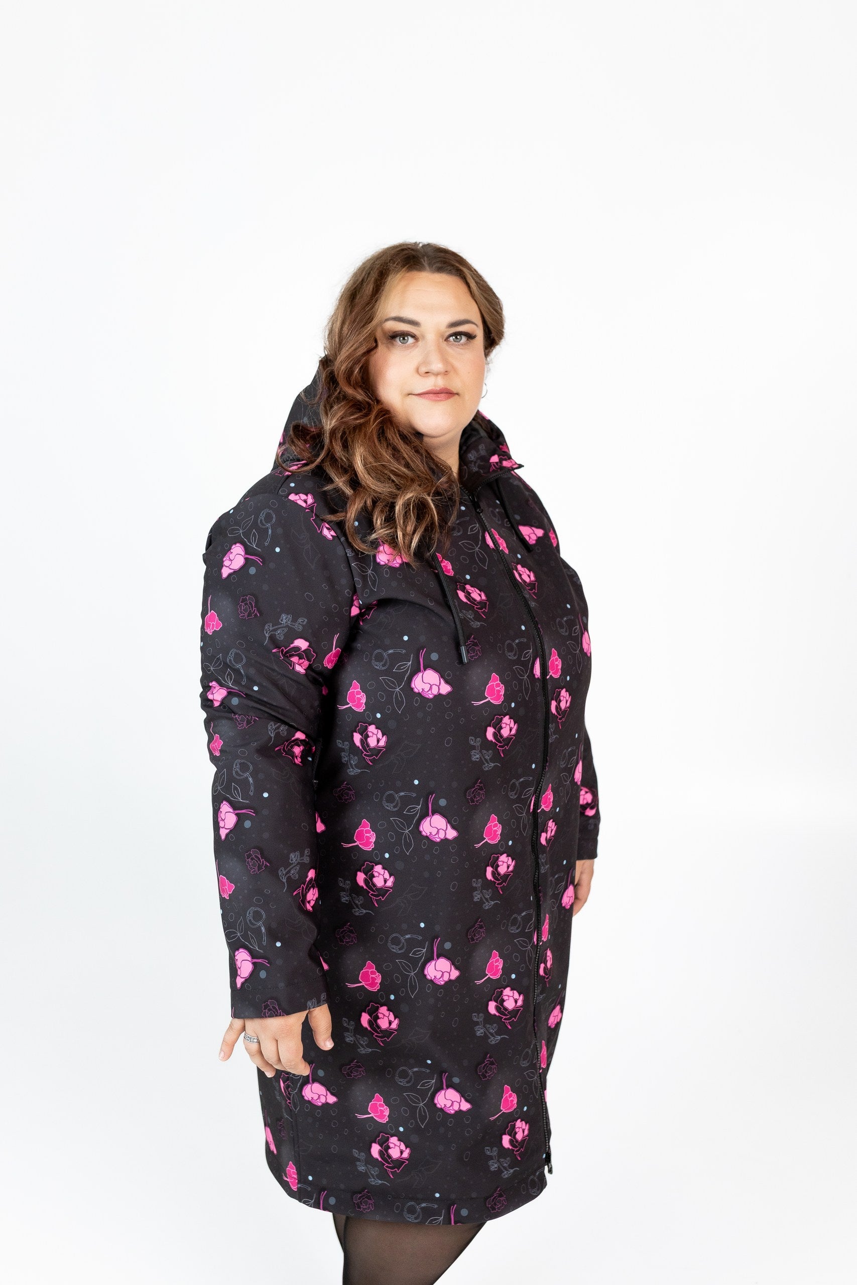 Softshell mētelis ar rozā ziedu rakstu