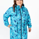 Softshell mētelis ar zilā toņa lapu rakstu