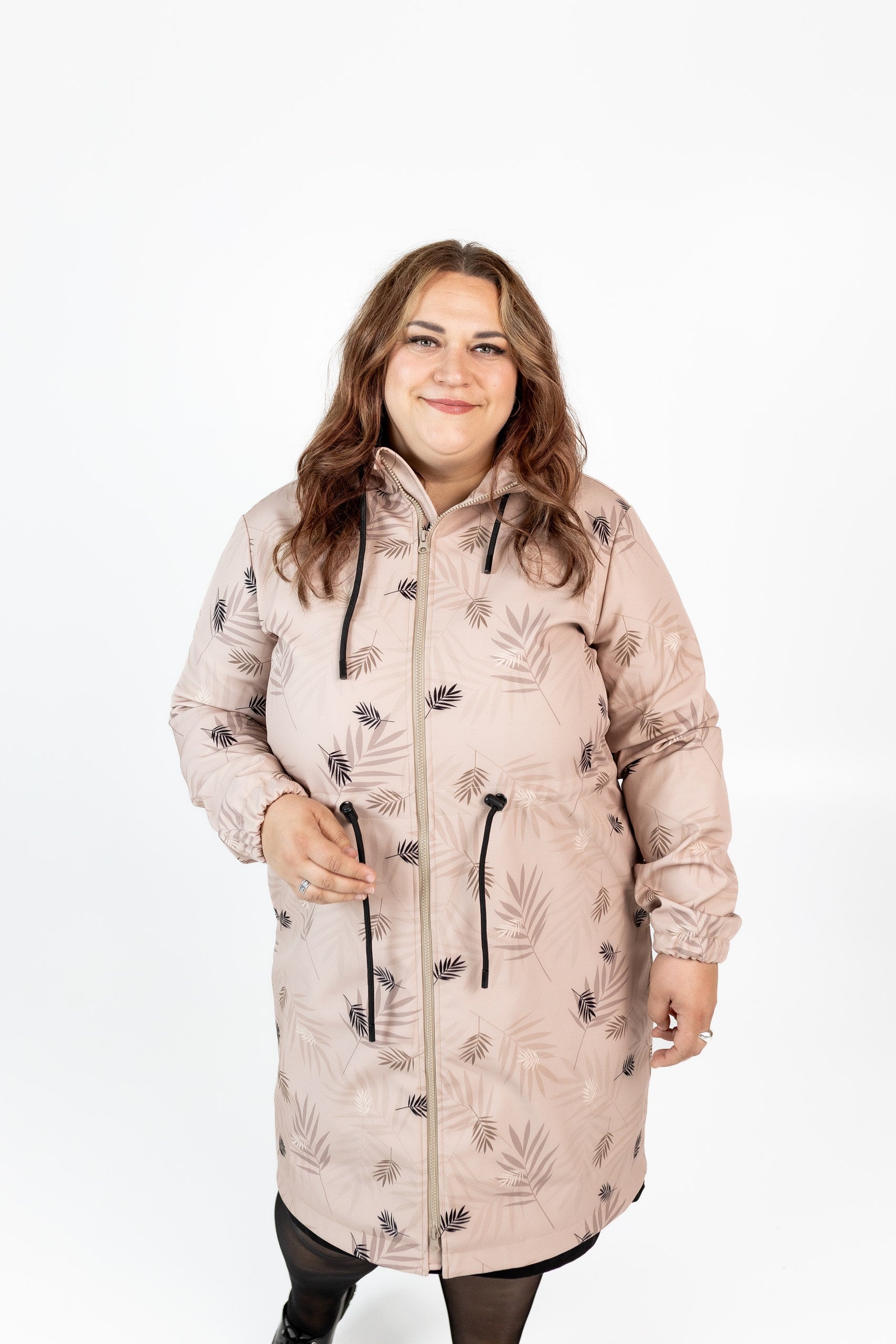 Softshell mētelis ar bēšo lapu rakstu