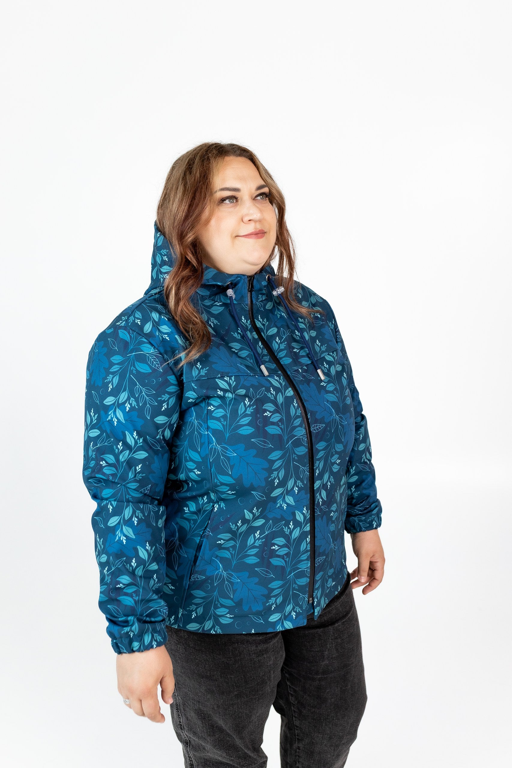 Īsā softshell vējjaka ar tumši zilo lapu rakstu