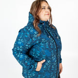 Īsā softshell vējjaka ar tumši zilo lapu rakstu