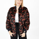 Softshell bomber jaka ar pīlādžu ogu rakstu