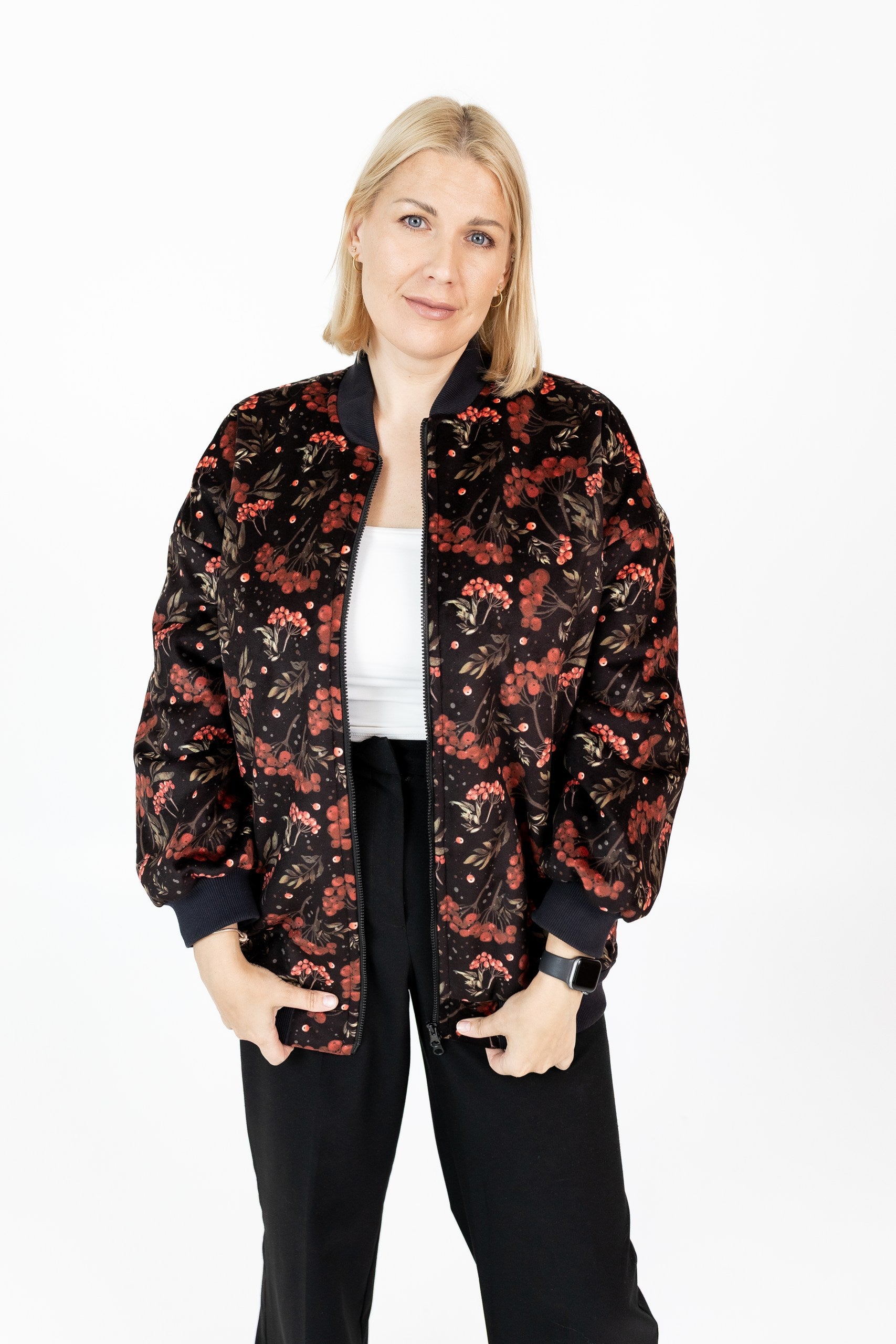 Softshell bomber jaka ar pīlādžu ogu rakstu