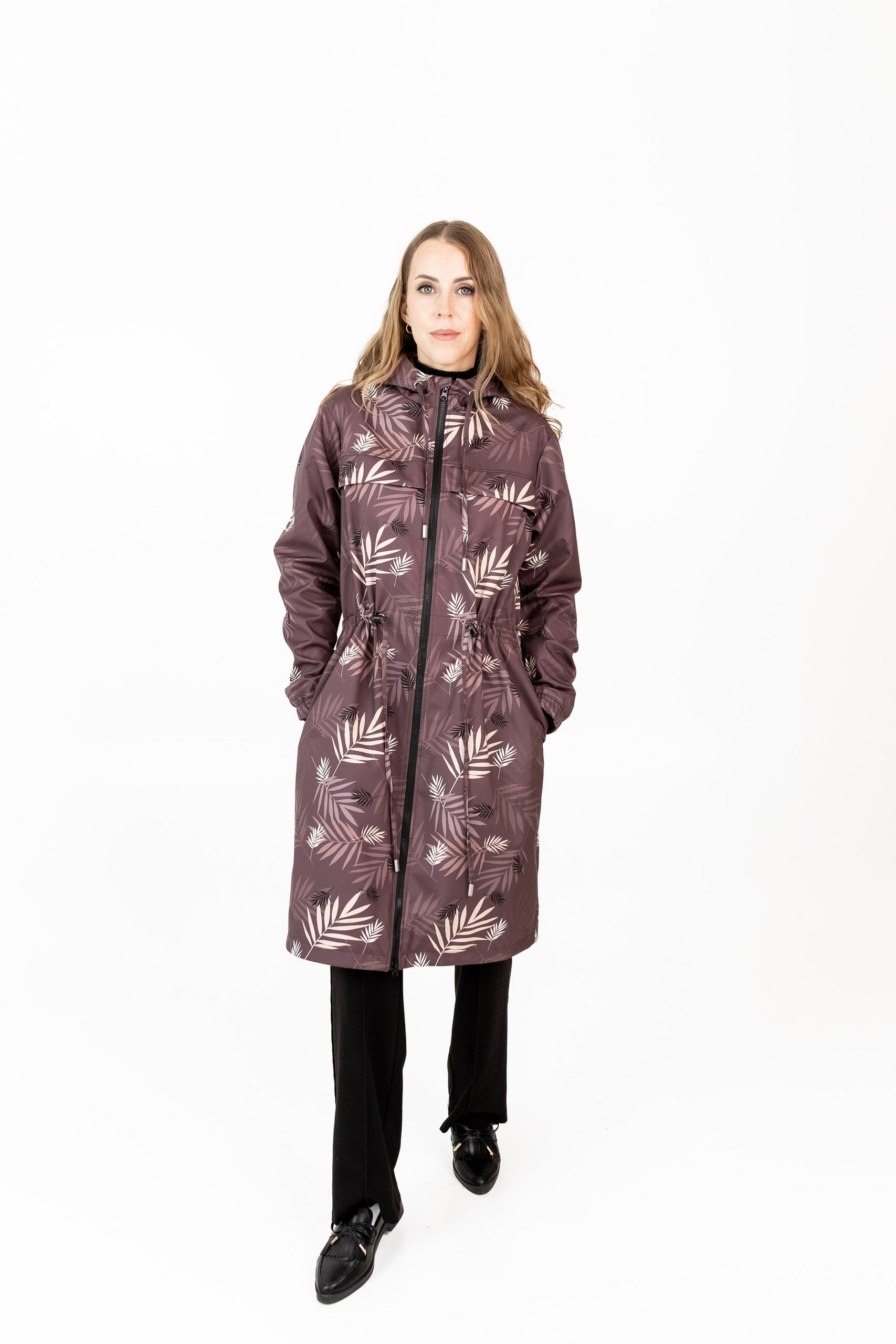 Softshell mētelis ar pelēkbrūnu lapu rakstu