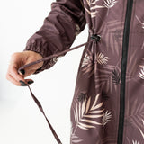 Softshell mētelis ar pelēkbrūnu lapu rakstu