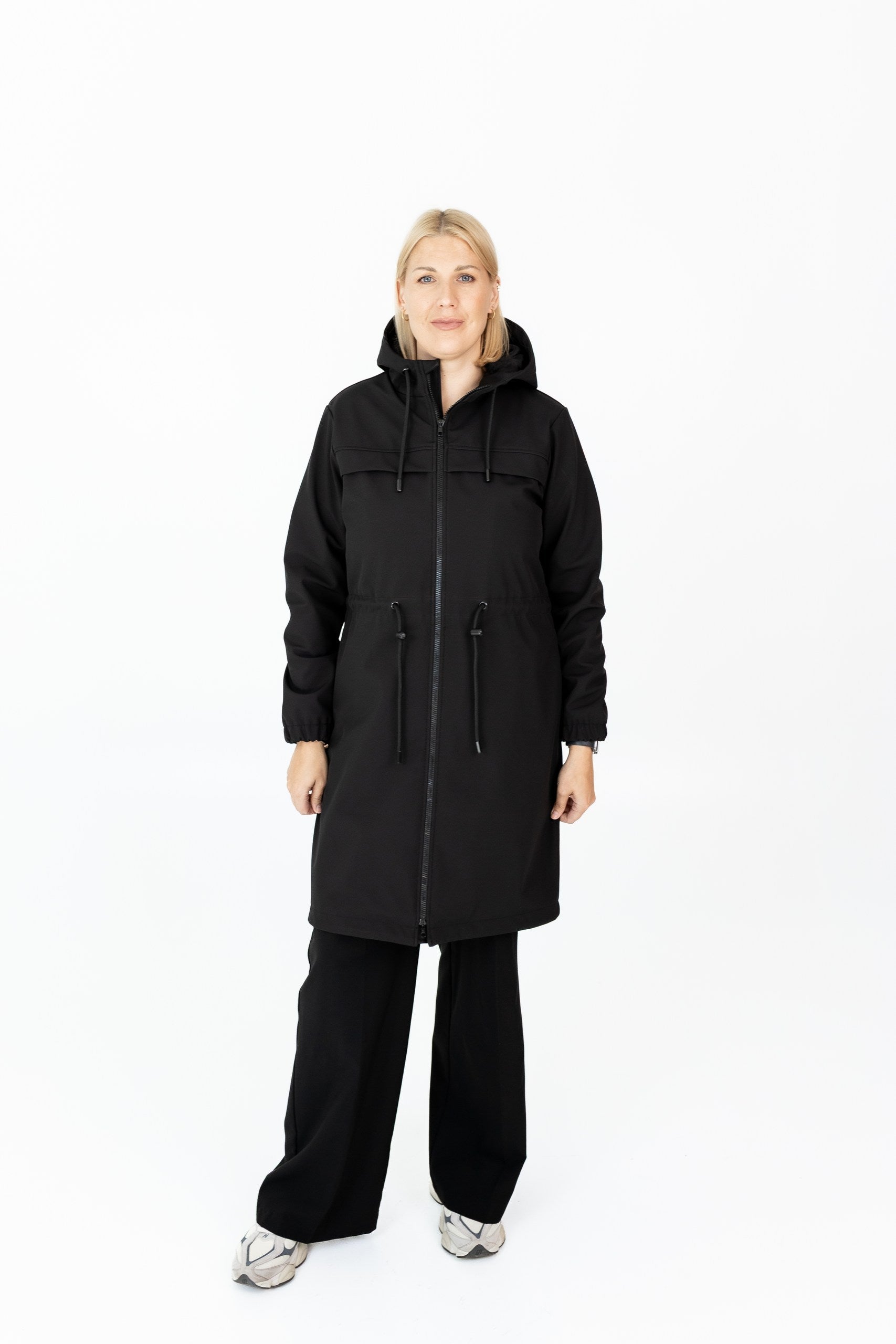 Softshell mētelis ar kapuci – Klasiskais Melnais
