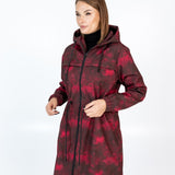 Sieviešu softshell mētelis ar sarkanajiem latvju zīmju akcentiem