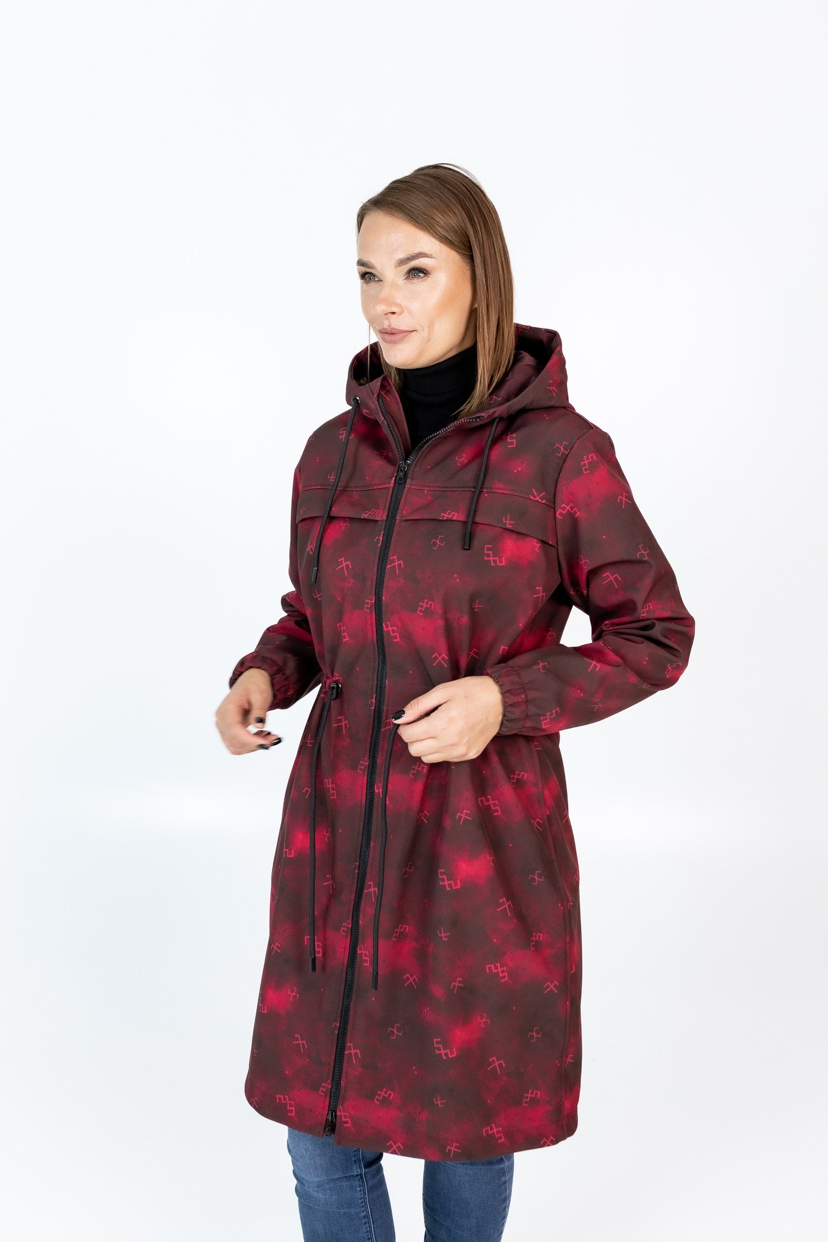 Sieviešu softshell mētelis ar sarkanajiem latvju zīmju akcentiem