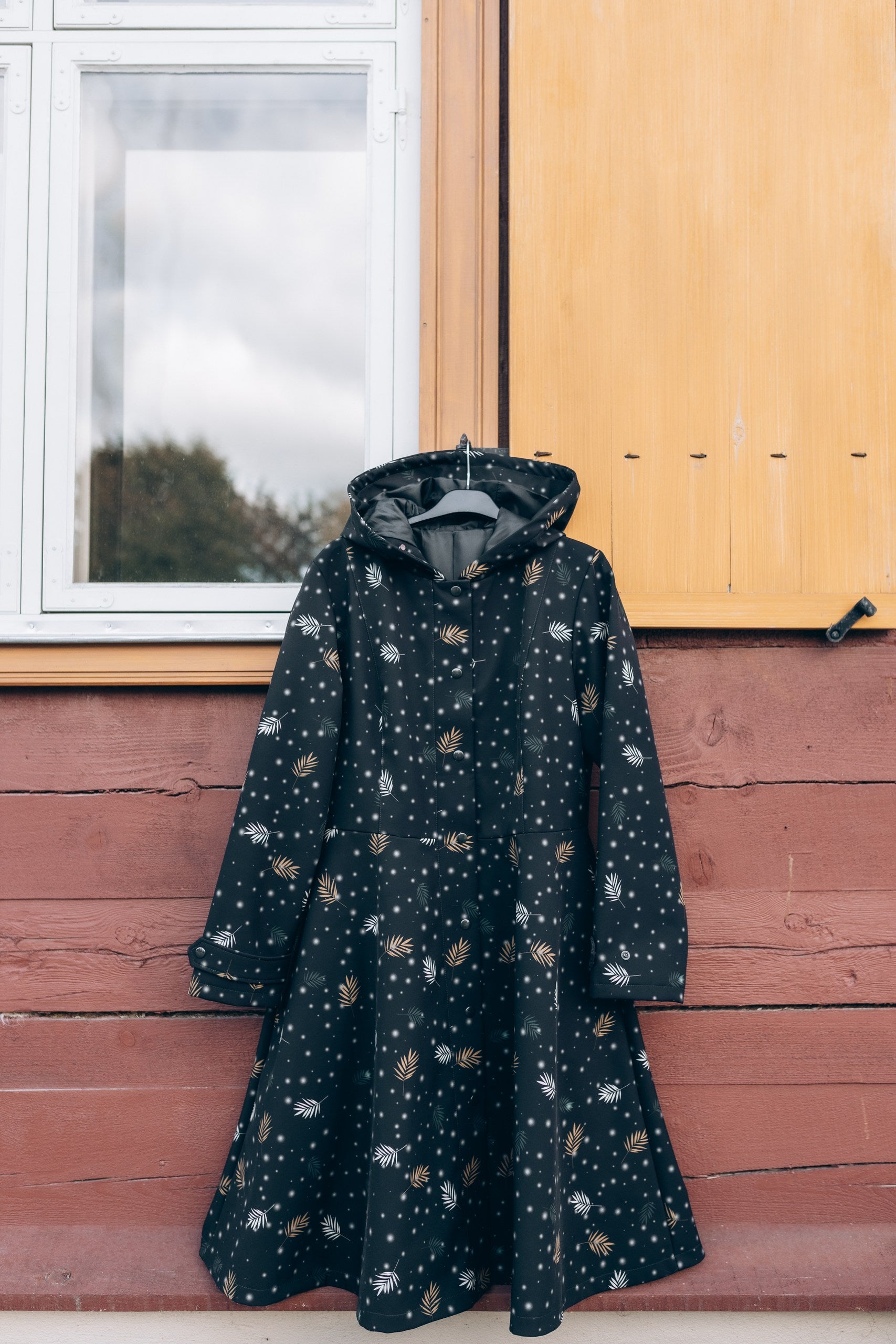Svārku softshell melns ar zelta un sudraba rakstu