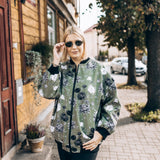 Bomber jaka zaļa ar baltu un melnu ziedu rakstu