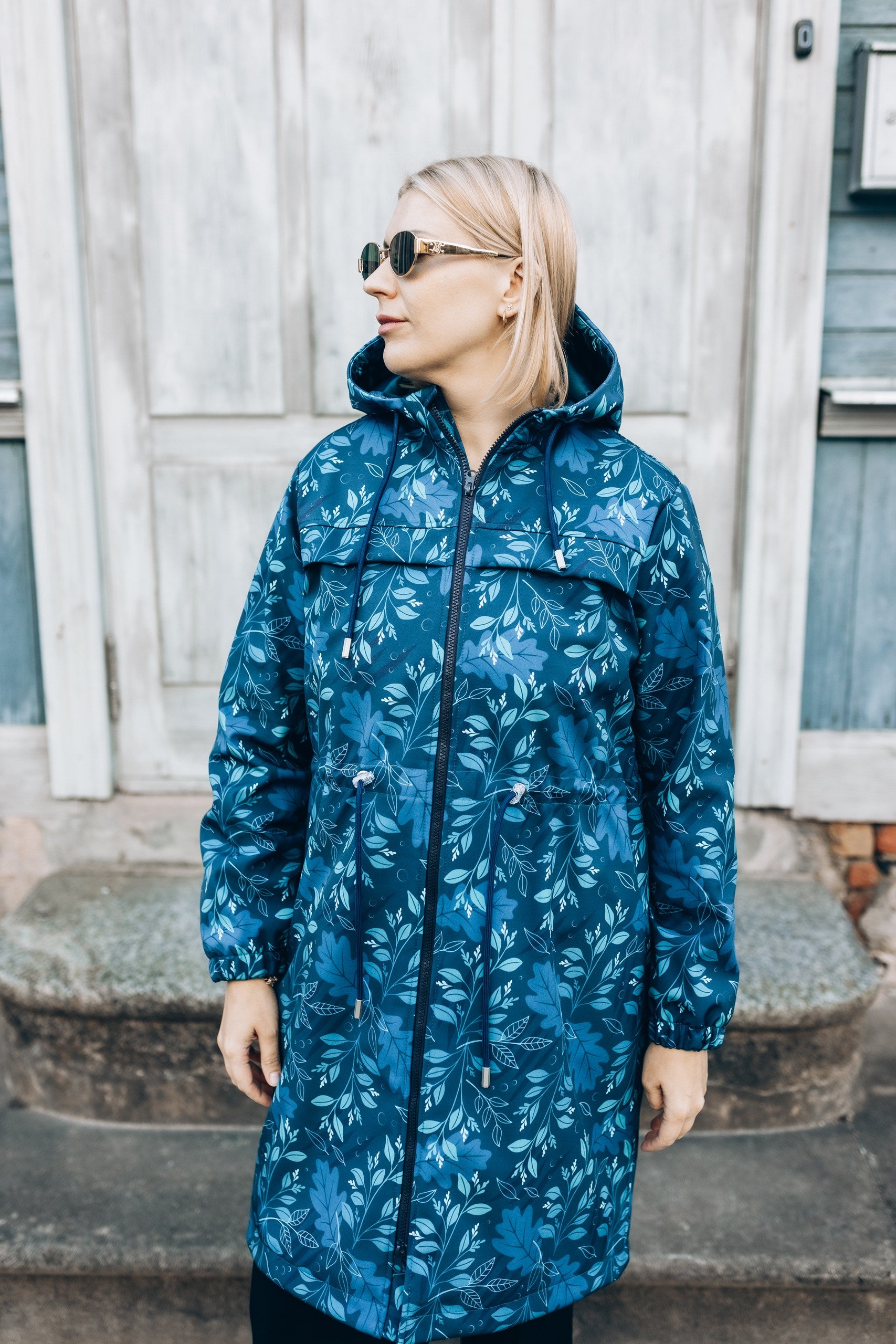 Softshell mētelis - petrol zils ar ozola lapu rakstu