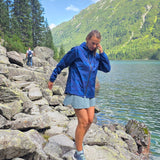 Sieviešu īsā vējjaka – tumši zila ar latvju rakstiem