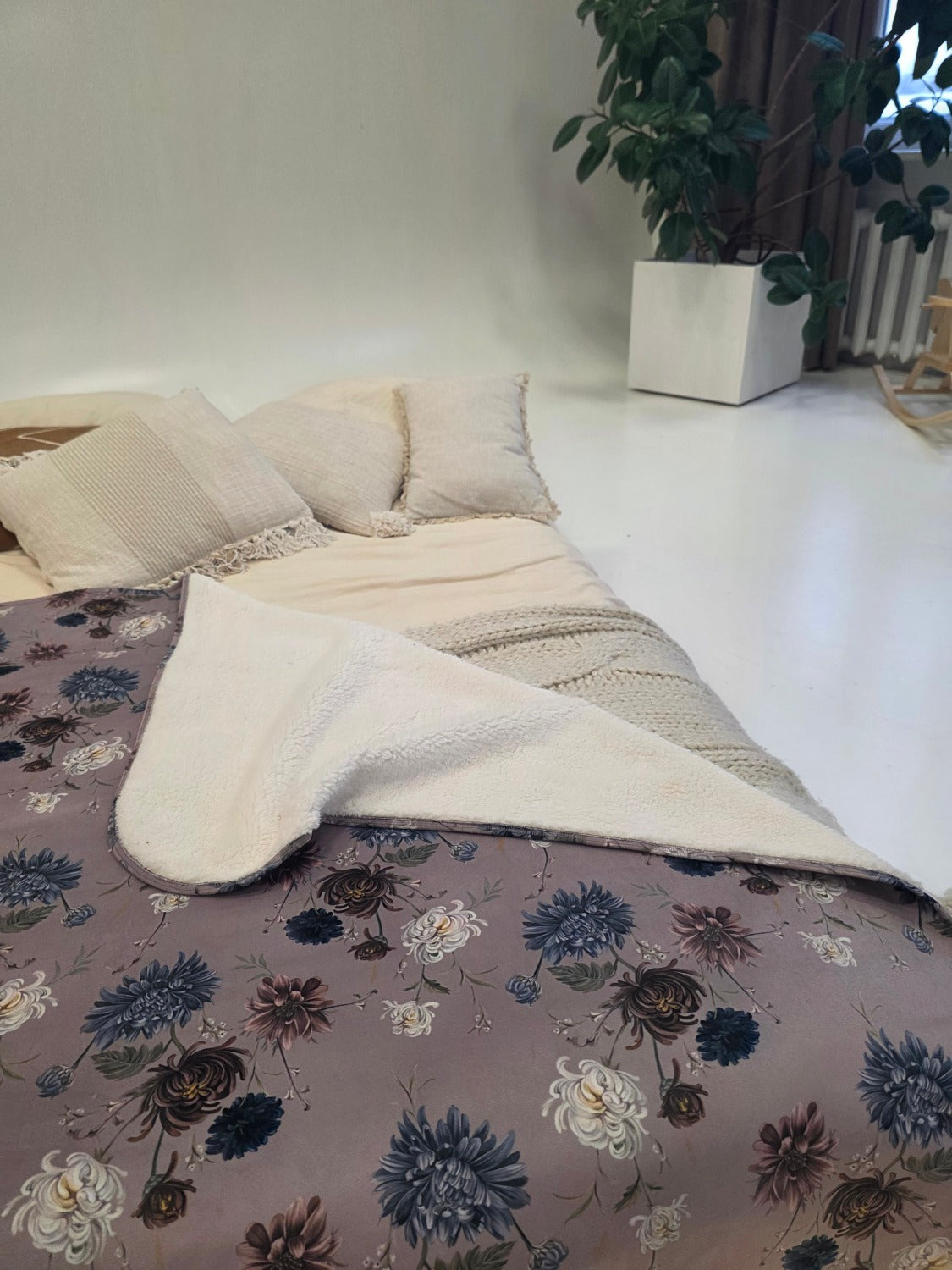 Montfay sega ar krizantēmu rakstu uz bēša fona