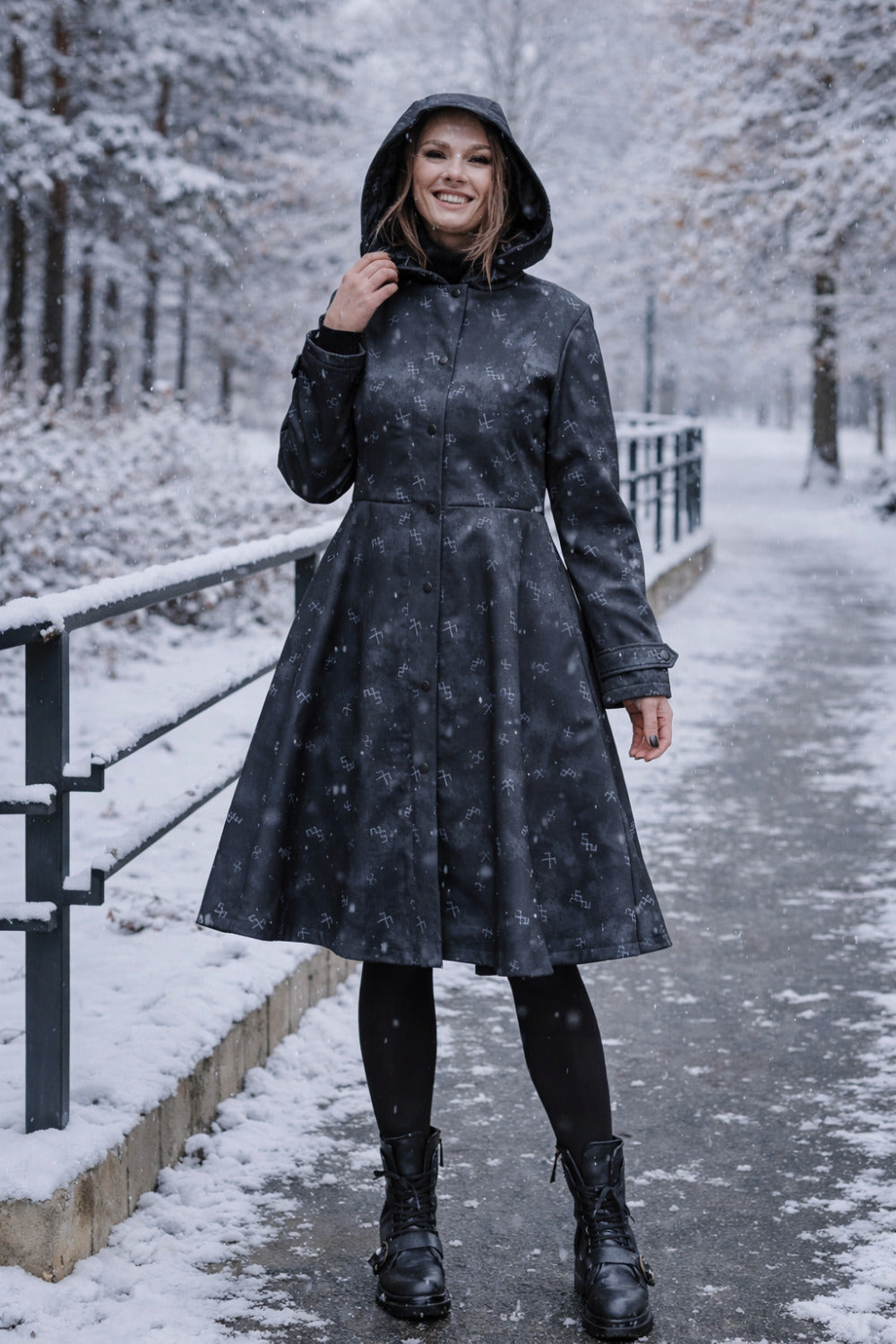 Svārku ziemas softshell mētelis – melni pelēks ar Latvju rakstu