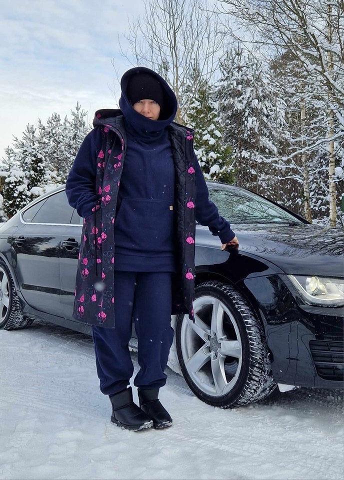 Sieviešu ziemas veste – melna ar košiem rozā ziediem