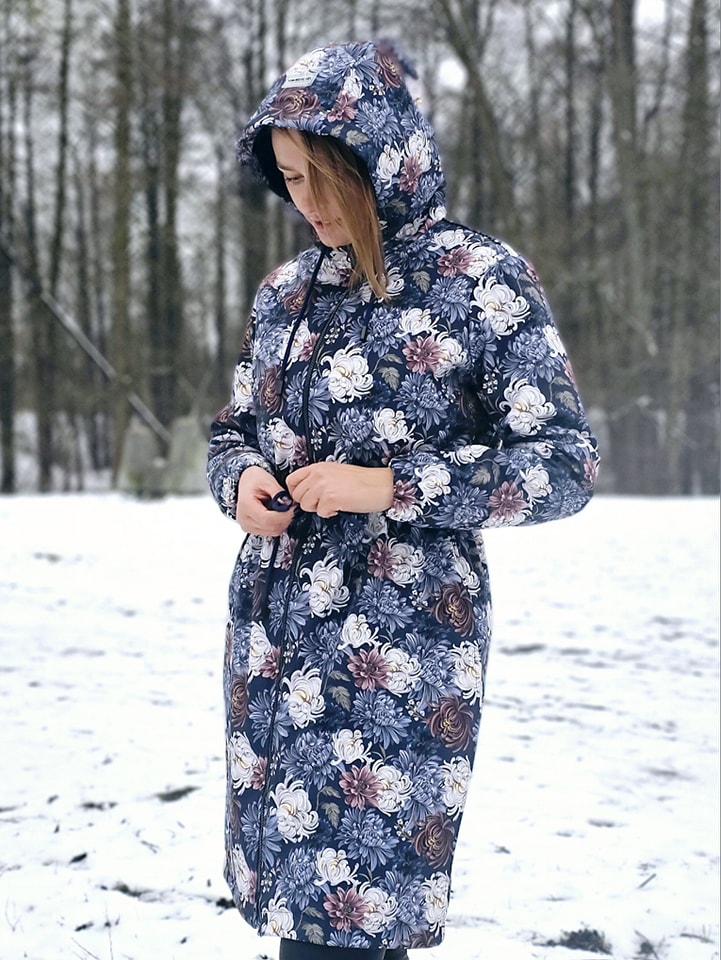 Softshell mētelis – ziedu raksts uz tumši zila