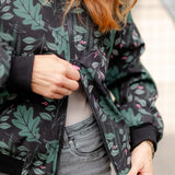 Sieviešu īsā softshell bomber jaka – Melna ar tumši zaļo lapu rakstu