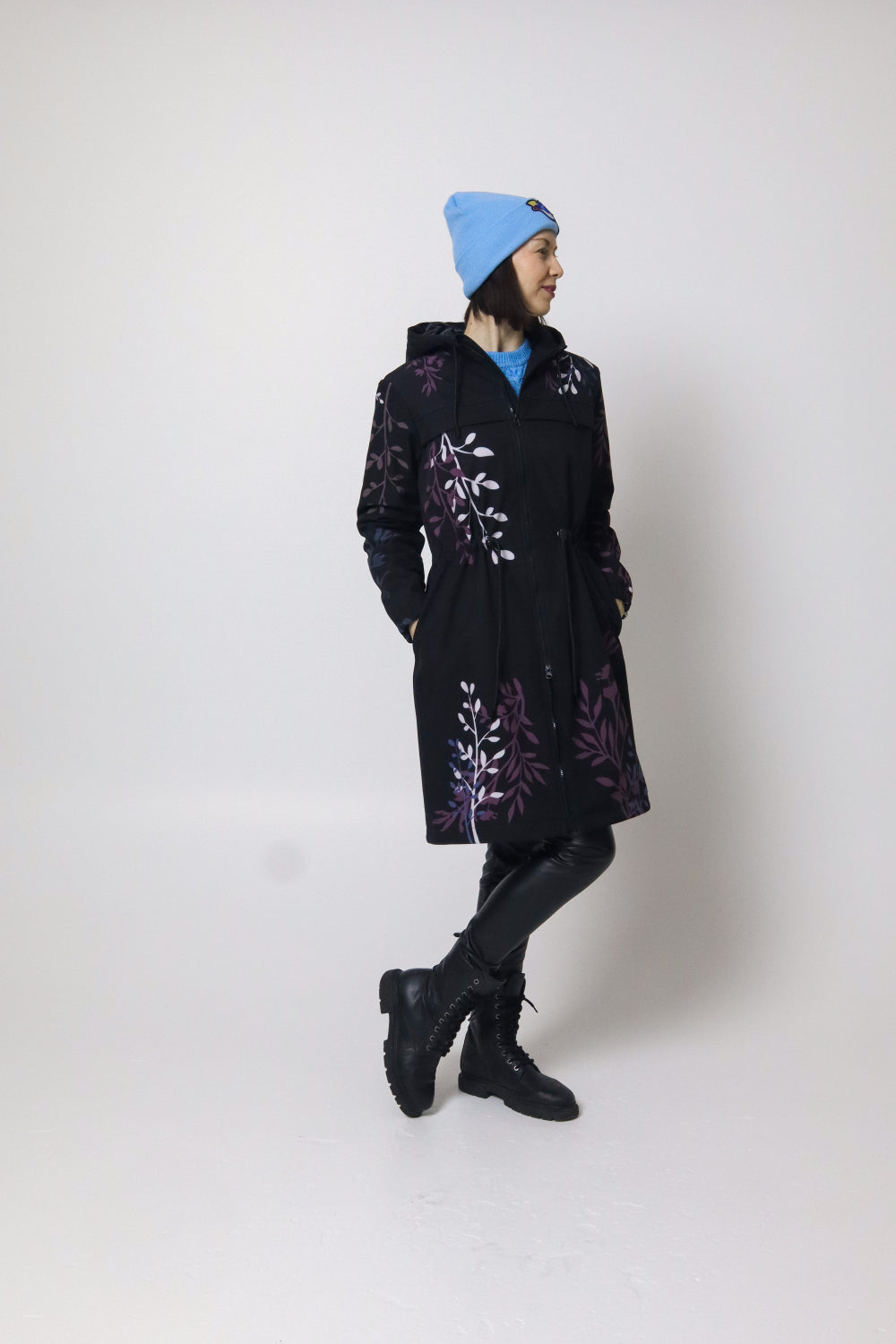Sieviešu softshell mētelis – melns ar augu rakstu