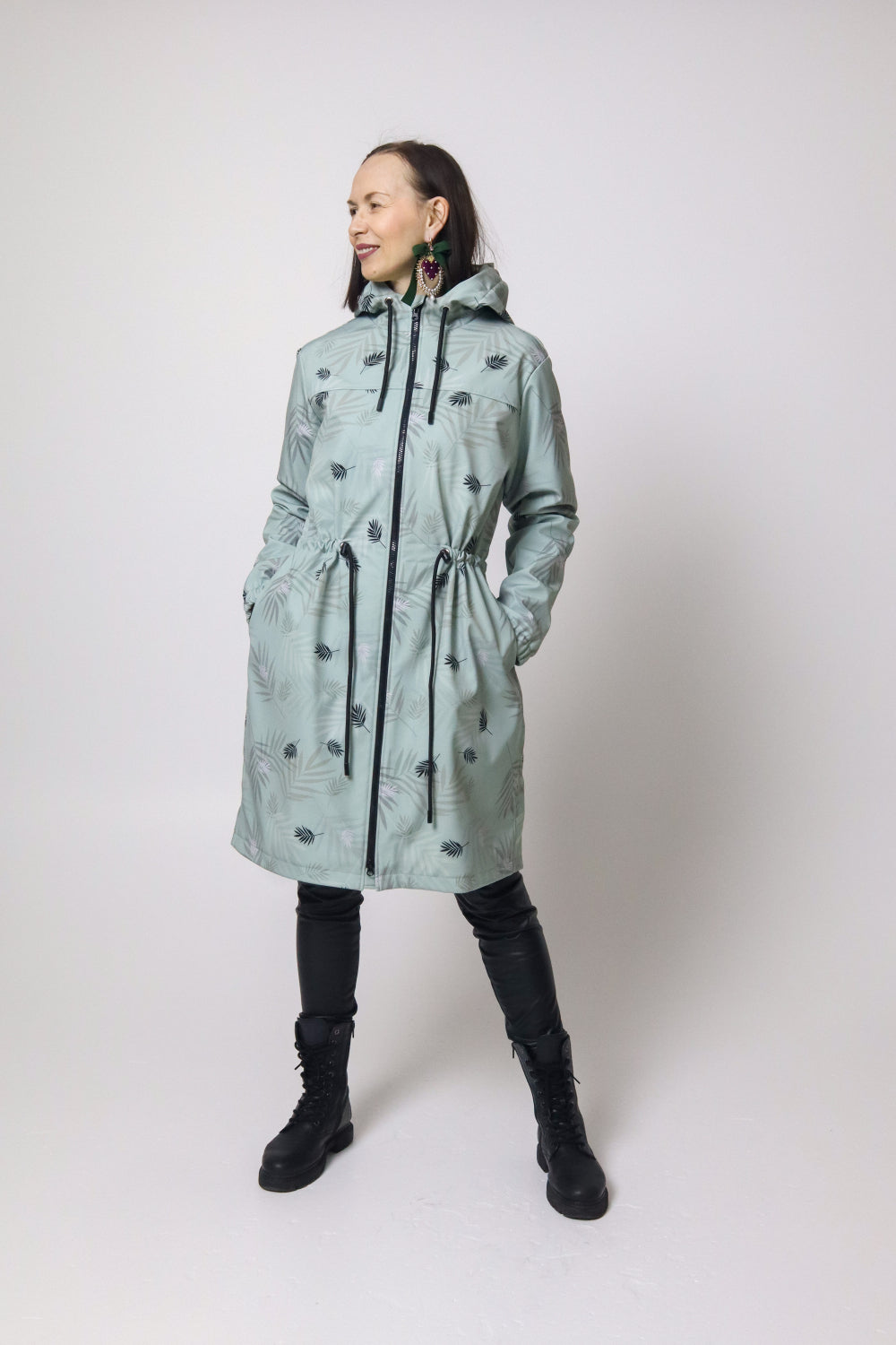 Sieviešu softshell mētelis – Palmas Mix uz gaiši zaļa fona