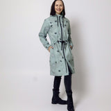 Sieviešu softshell mētelis – Palmas Mix uz gaiši zaļa fona