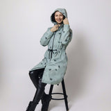 Sieviešu softshell mētelis – Palmas Mix uz gaiši zaļa fona