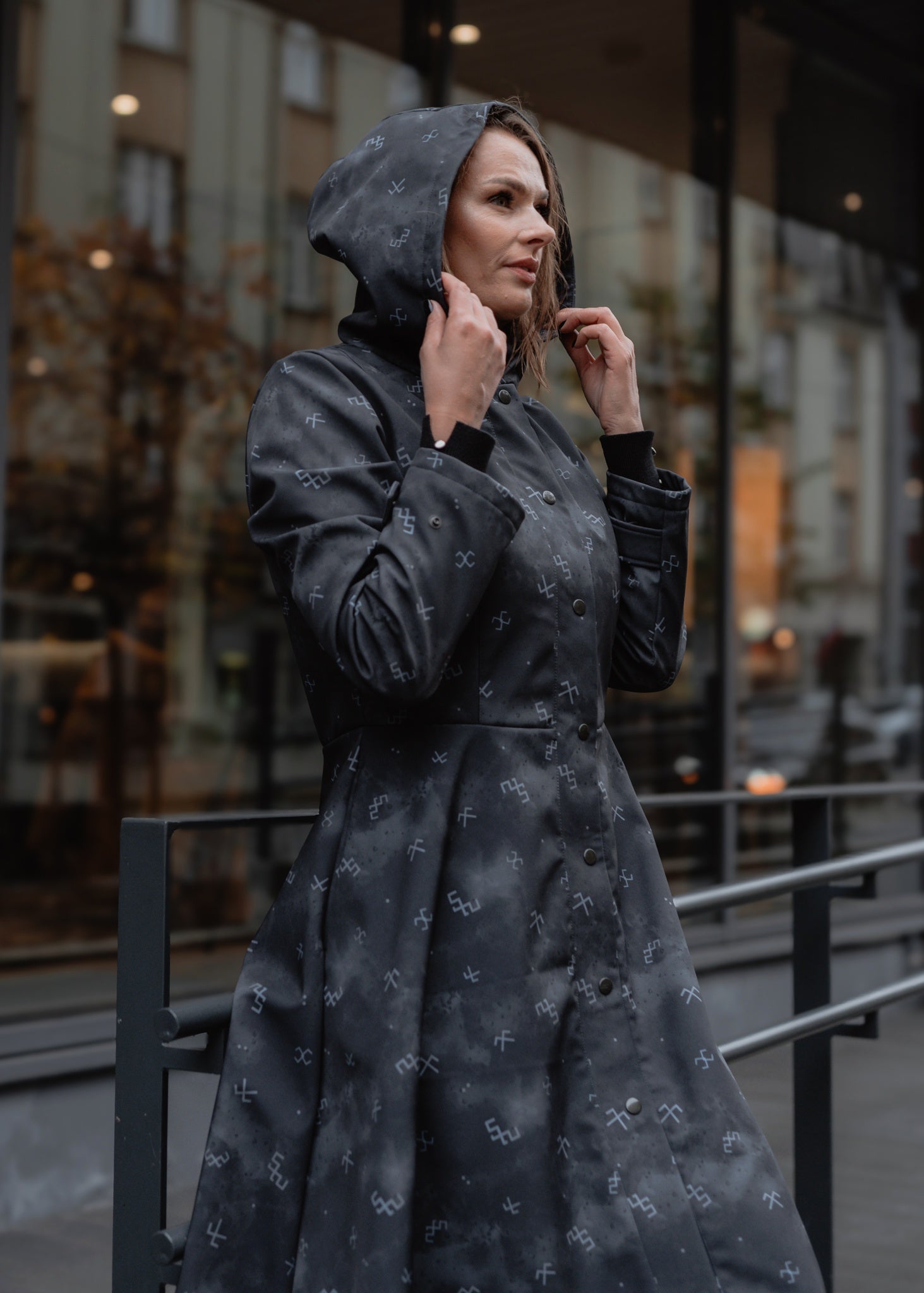 Svārku softshell mētelis – melni pelēks ar Latvju rakstu