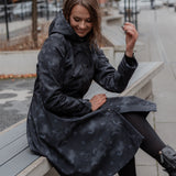 Svārku softshell mētelis – melni pelēks ar Latvju rakstu
