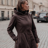 Svārku softshell mētelis – tumši brūns
