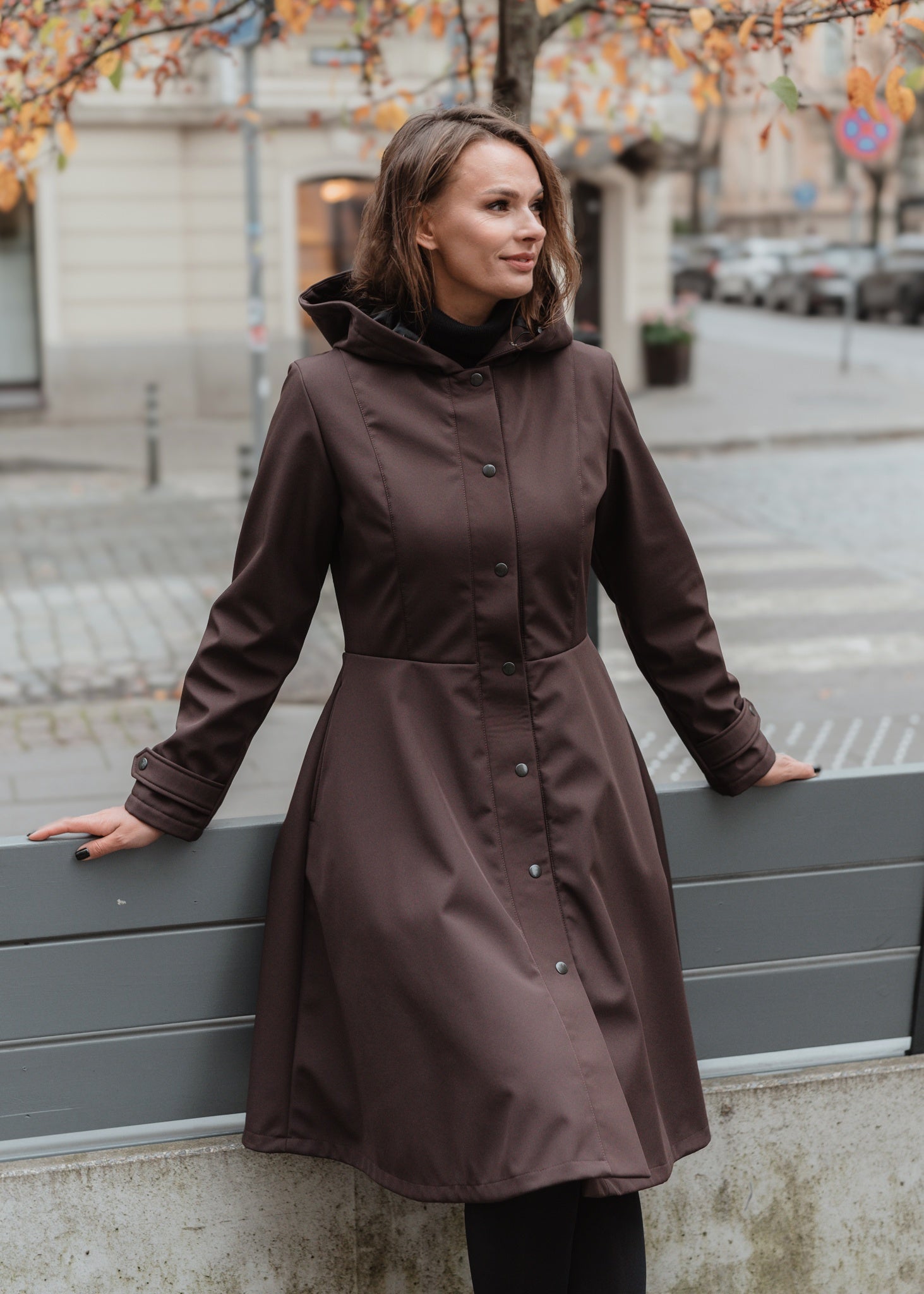 Svārku softshell mētelis – tumši brūns